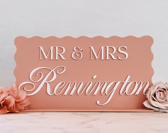 Table de chevet de mariage ondulée | Enseigne de table ondulée Sweetheart | M. et Mme signe | Plaque de table | Table des mariés | Plusieurs couleurs