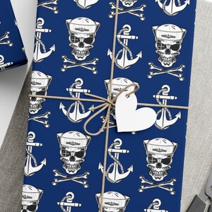 Carta da regalo blu con teschio e ossa incrociate di marinaio sottomarino della Marina che indossa delfini con ancore