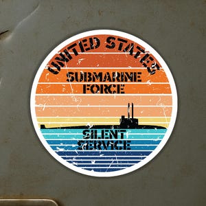 Pegatina redonda desgastada de la Fuerza Submarina de los Estados Unidos con el atardecer en servicio silencioso