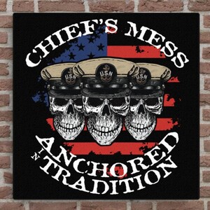 Puede incluir: Ilustración en blanco y negro de tres cabezas de calavera con sombreros azul marino con el texto "U.S.N." en la parte delantera. Las calaveras están delante de una bandera estadounidense roja, blanca y azul. El texto "Chief's Mess Anchored in Tradition" rodea las calaveras y la bandera.