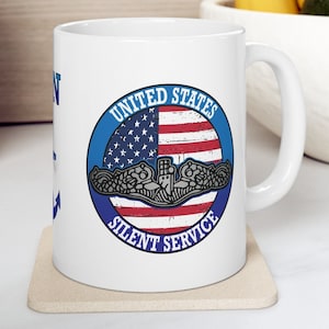 Ruheservice-U-Boot-Kraft-Silberdelfine der Vereinigten Staaten auf weißer Kaffeetasse mit amerikanischer Flagge