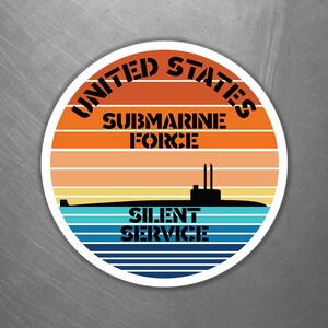 Pegatina redonda de servicio silencioso de la Fuerza Submarina de los Estados Unidos al atardecer
