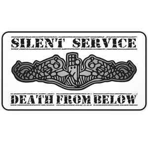 Puede incluir: Gráfico en blanco y negro con el texto "Silent Service Death From Below" y un emblema de submarino estilizado.