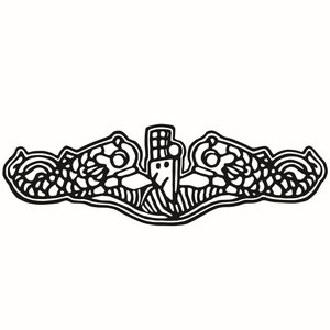 Puede incluir: Un dibujo en blanco y negro de una insignia de guerra submarina. La insignia presenta un submarino estilizado con un tridente cruzado y un par de delfines que flanquean el submarino.