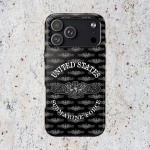 Delfines plateados y Minis de la Fuerza Submarina de los Estados Unidos sobre una funda resistente para iPhone negra