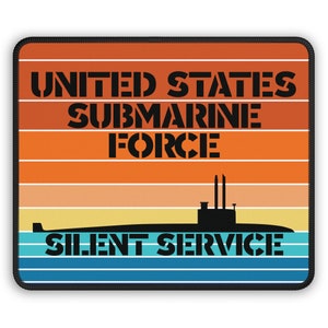 Puede incluir: Una alfombrilla de ratón negra y naranja con el texto "United States Submarine Force Silent Service" y una silueta de un submarino.
