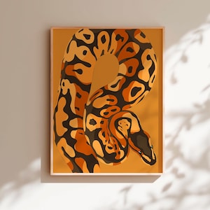 Puede incluir: Una impresión artística enmarcada que presenta una ilustración estilizada de una pitón real. La serpiente está representada en tonos de naranja, negro y marrón sobre un fondo amarillo mostaza. La obra de arte se exhibe en una pared de color neutro, con sombras de follaje.