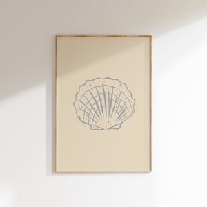 Puede incluir: Una impresión enmarcada con un fondo beige y una ilustración azul de una concha.
