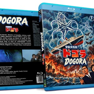 Puede incluir: Una caja de Blu-ray azul para la película Dogora de 1964. La portada muestra una entidad alienígena con tentáculos sobre un barco, aviones de combate y una ciudad en llamas, con dos personas en primer plano. La parte trasera detalla el contenido.