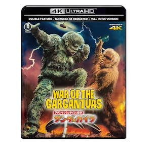 Könnte beinhalten: Eine 4K Ultra HD Blu-ray Disc für den Film "War of the Gargantuas". Das Cover zeigt zwei riesige Monster in einem Kampf, mit dem Filmtitel in Gelb. Die Disc ist eine Doppel-Feature, japanisches 4K Remaster und Full HD US-Version.