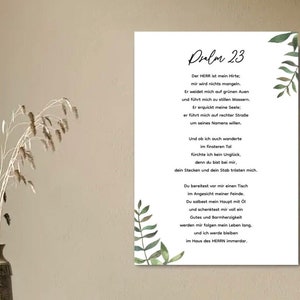 Puede incluir: Una tarjeta blanca con hojas verdes impresas en el lado derecho. La tarjeta presenta un poema titulado "Salmo 23" en texto negro. El poema está escrito en alemán.