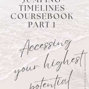 Op de afbeelding: Een lichtbeige achtergrond met tekst die "Jumping Timelines Coursebook Part 1" en "Accessing your highest potential" in een cursief lettertype leest. De woorden "Moon Cycles for Manifesting" zijn ook zichtbaar.