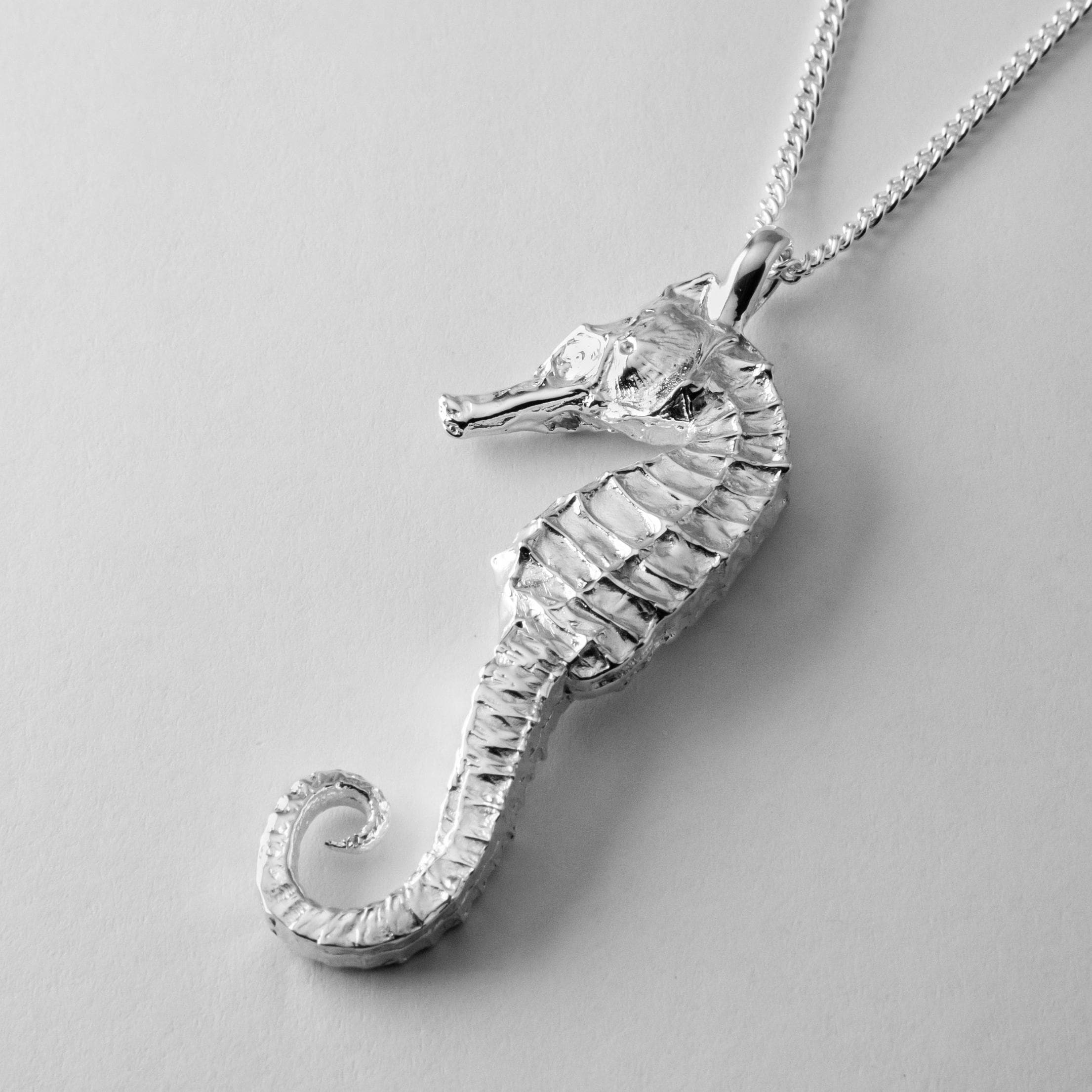 Collana con ciondolo a forma di cavalluccio marino con diamanti naturali da 0,30 carati, catena da 18'' in oro bianco 14 carati - Italia
