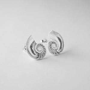 Pendientes de concha de nautilus / Pendientes de plata de ley / Joyería inspirada en el océano hecha a mano