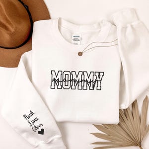 Embroidered Mommy Sweatshirt, Embroidered Custom Name Shirt, Embroidered Gift For Mommy Shirt, Mothers Day Gift, Cute Mommy Crew Neck Tee bild 6