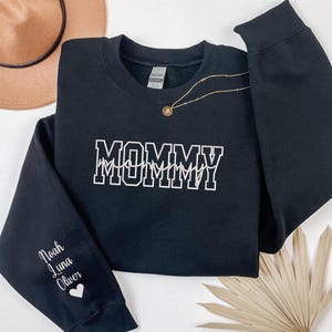 Embroidered Mommy Sweatshirt, Embroidered Custom Name Shirt, Embroidered Gift For Mommy Shirt, Mothers Day Gift, Cute Mommy Crew Neck Tee bild 3