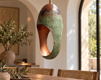 Lampada a sospensione scultorea in rame, lampada da soffitto con patina verde, illuminazione moderna organica, lampada rustica di design, decorazione per la casa artigianale fatta a mano