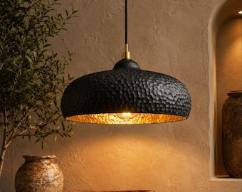 Luminária pendente artesanal em latão martelado, luminária de teto preta e dourada, estilo Wabi Sabi.