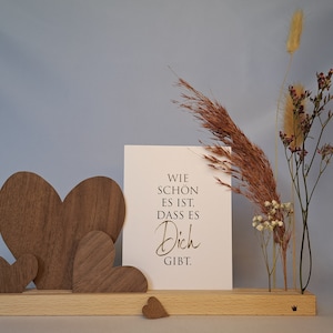 Leiste aus Holz für Karten, Fotos und Blumen mit 3 Holzherzen als Steller in verschiedenen Größen.