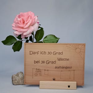 Holzkarte mit Text aus dünnem Holzfurnier in Postkartengröße