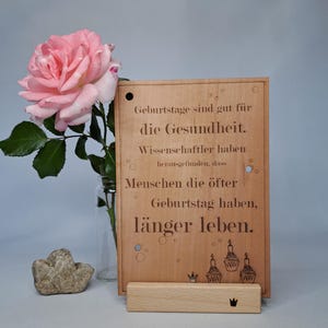 Holzkarte mit Text aus dünnem Holzfurnier in Postkartengröße