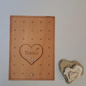 Holzkarte mit Text aus dünnem Holzfurnier in Postkartengröße