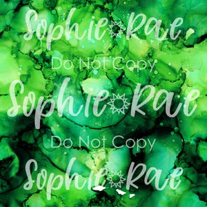 Peut inclure: Fond vert abstrait avec un effet aquarelle. Le motif présente des nuances de vert, avec des zones plus claires et plus foncées créant de la profondeur. Le texte "Sophie Rae" et "Do Not Copy" sont superposés.