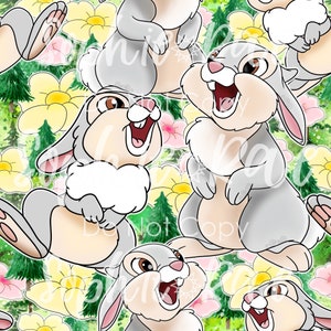 Peut inclure: Un motif sans couture représentant un lapin de dessin animé avec une queue blanche et moelleuse. Le lapin sourit et a un nez rose. L'arrière-plan est un motif floral vert et jaune.