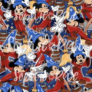 Puede incluir: Un patrón sin costuras con Mickey Mouse vestido de mago. Lleva una túnica roja, un sombrero azul con una estrella y sostiene un cubo y una escoba. El fondo es azul oscuro con estrellas y lunas.
