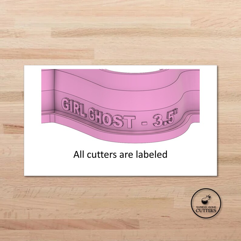 K&ouml;nnte beinhalten: Rosaer Plastik-Ausstecher mit dem Text "GIRL GHOST - 3.5" darauf. Alle Ausstecher sind beschriftet.