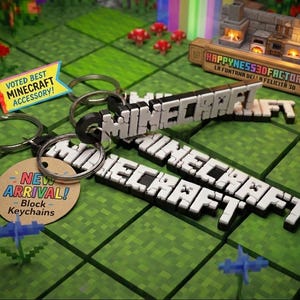 Può includere: Due portachiavi con logo Minecraft in bianco e nero con anelli in metallo. Un portachiavi ha un'etichetta rotonda color marrone chiaro con la scritta NEW ARRIVAL! Block Keychains. Un cartello giallo vicino recita VOTED BEST MINECRAFT ACCESSORY! su una griglia verde.