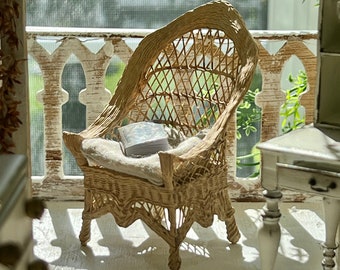 1:12 miniatuurschaal rieten stoel | Mini Brocante Zit/eetkamer/terras/tuinmeubelen | Kussen & Boek inbegrepen | Handgemaakte mini-meubels