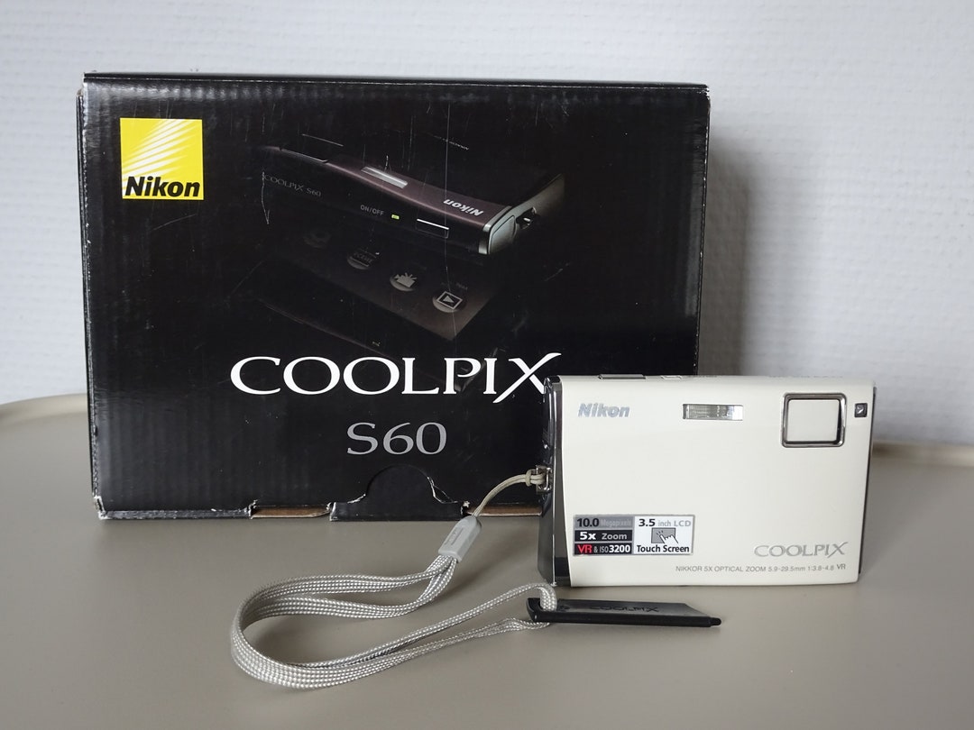 今年の新作から定番まで！ Nikon COOLPIX S60 Complete Set Without SD Cards, Very Good デジタルカメラ