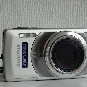 Olympus U-7010 + dragonne + câble usb + 2 x batterie + 2 x carte sd