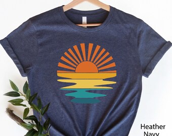 Camiseta Retro Sunset Rays Ondulada, Camiseta Vintage, Camiseta Retro Sunshine, Camiseta Sun Rays, Camiseta Beachy Vibes, Retro Summertime, Camiseta Sunset