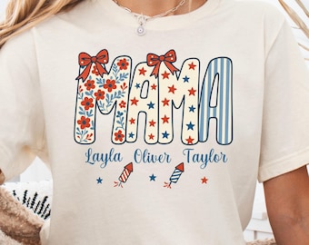Camiseta personalizada para mamá del 4 de julio, camiseta personalizada para mamá con nombres de niños, camiseta patriótica para mamá, top floral con lazo de Coquette America, madre de EE. UU.