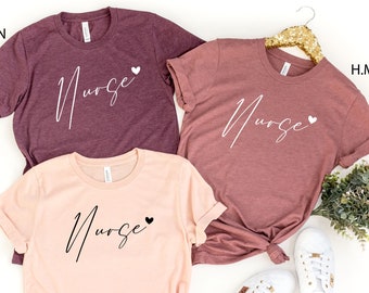 Camiseta de enfermera, camiseta de enfermera con corazón, regalo para enfermera, regalos de camiseta de enfermera, regalo de graduación de enfermería, regalos personalizados, camisetas de enfermería, escuela de enfermería