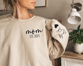 Sudadera personalizada para mamá con nombre de niño en la manga, sudadera personalizada para mamá, regalo para mamá, sudadera con fecha de nacimiento estimada para mamá, nombre del niño en la manga.