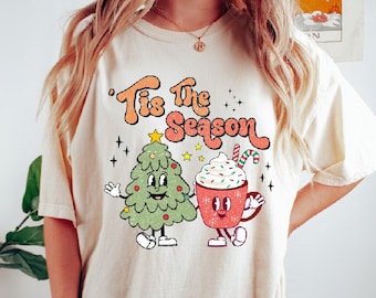 Camiseta navideña "Tis the Season" de Comfort Colors, camiseta navideña vintage, camiseta navideña con árbol de Navidad de los años 70, cuello redondo navideño, temporada festiva