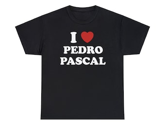 Puede incluir: Camiseta negra con el texto "I ❤️ PEDRO PASCAL" en blanco, con un símbolo de corazón rojo. La camiseta es de cuello redondo.