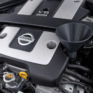 Nissan 370z  : Screw on - Compact Engine oil funnel