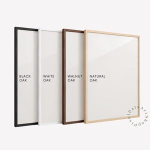 Pode incluir: Quatro molduras retangulares dispostas lado a lado, com acabamentos em carvalho preto, carvalho branco, carvalho nogueira e carvalho natural. Cada moldura contém um inserto branco vazio. Os rótulos Black Oak, White Oak, Walnut Oak e Natural Oak são visíveis.