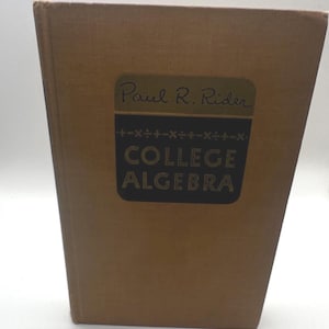 Puede incluir: Un libro antiguo de tapa dura titulado "College Algebra" de Paul R. Rider. El libro tiene una cubierta marrón con una etiqueta negra y dorada. La etiqueta incluye el nombre del autor y el título del libro.