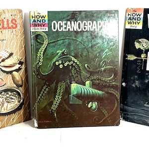 Può includere: Tre libri per bambini vintage della serie "How and Why Wonder Book". I libri sono intitolati "Sea Shells", "Oceanography" e "Weather". Le copertine presentano illustrazioni colorate di conchiglie, un polpo e una banderuola.