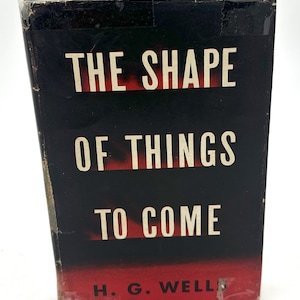 Op de afbeelding: Een zwarte boekomslag met rode tekst die "The Shape of Things to Come" van H.G. Wells luidt.