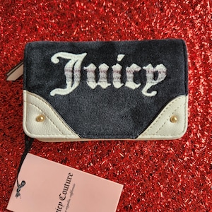 Cartera plegable delgada y alargada con diseño retro de Juicy Couture, colores ángel regaliz, bonita funda para tarjetas y dinero.