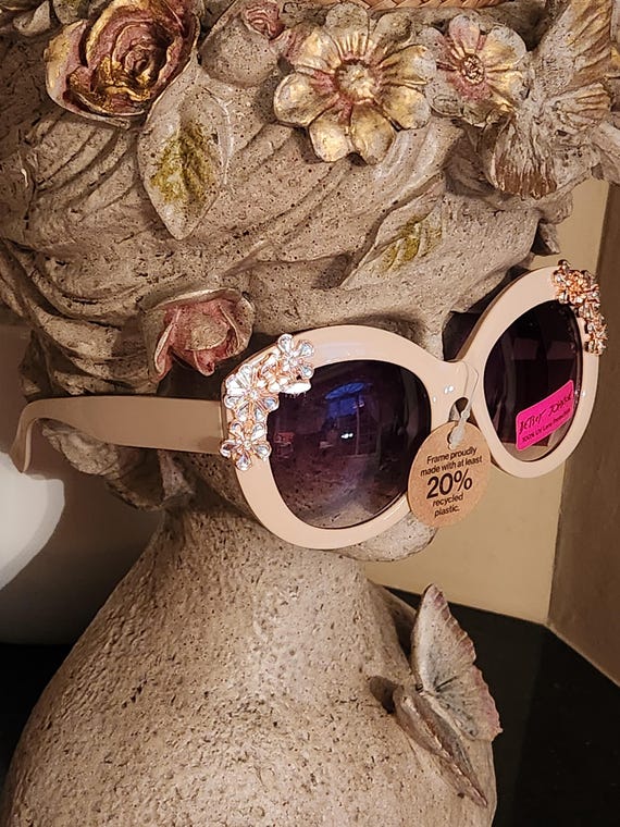 Betsey Johnson Tan Sunglasses Daisies Gold Tone Accent One  display picture 1