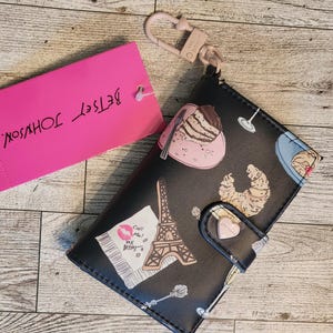 Cartera pequeña y bonita con diseño de café con leche y croissant de Francia y París de Betsey Johnson en color carbón XOLEAH con llavero rosa
