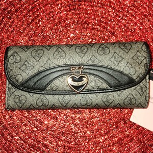 Cartera de mano con solapa con fuelle de un solo tono en color regaliz/gris con logo en el interior y detalle de calor de Juicy Couture