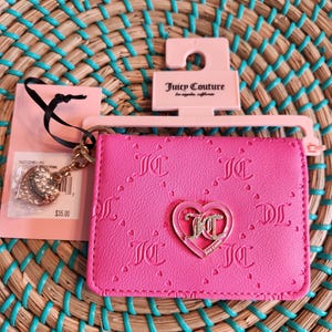 Estuche para tarjetas Only You and Me de Juicy Couture en color rosa con llavero y dije con detalle de corazón con logotipo de diamantes de imitación